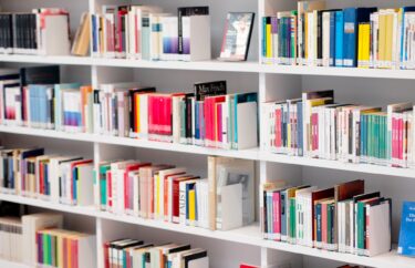 生成AIで小説を作成できる！？生成の仕組みとおすすめのサイトやアプリも紹介